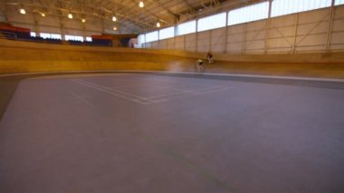 bisikletçiler velodrome yolda eğitim