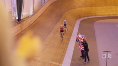 Bisiklet Yarışı velodrome içinde izlemek