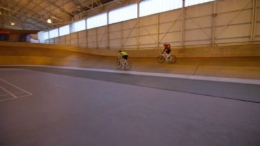 bisikletçiler velodrome yolda eğitim