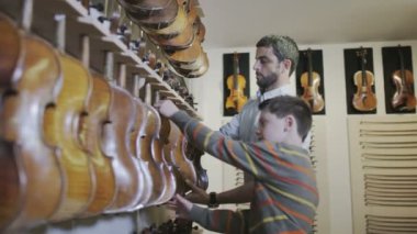 Baba ve oğul bir müzik mağazasında alışveriş