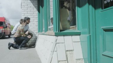 Baba ve oğul müzikal bir mağaza arıyorum