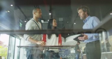 Çift elektronik mağazasında alışveriş