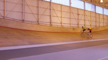 Bisiklet Yarışı velodrome içinde izlemek