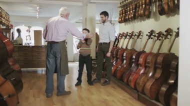 Baba ve oğul keman arıyorsunuz