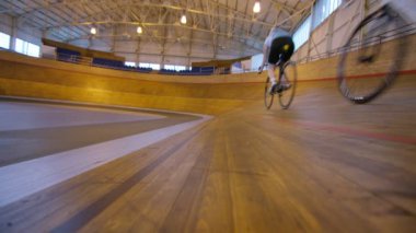 rekabetçi bisikletçiler yolda yarış