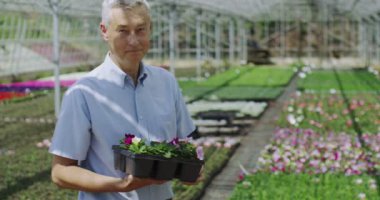 bitki Kreş Yöneticisi gülümseyen