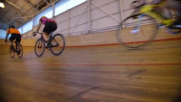 Cyklistický tým dělá kola v velodrome — Stock video