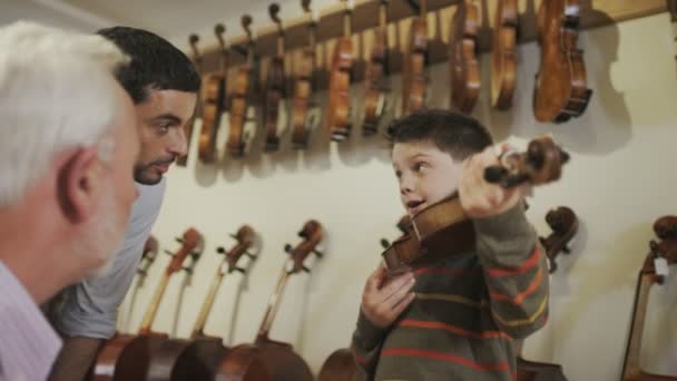 Pai e filho olhando para violinos — Vídeo de Stock