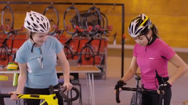 Ciclistas charlando al lado de la pista — Vídeo de stock