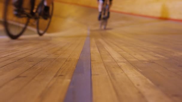 Concurrerende fietsers op track racing — Stockvideo