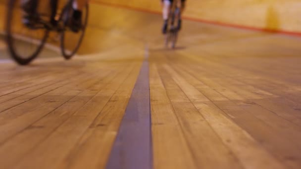 Ciclistas competitivos competindo na pista — Vídeo de Stock