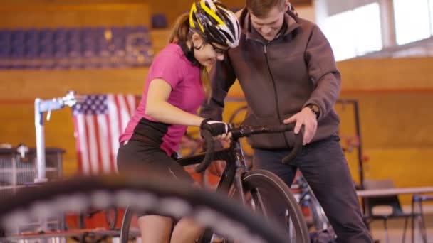 Ciclista com treinador de treinamento em bicicleta estática — Vídeo de Stock