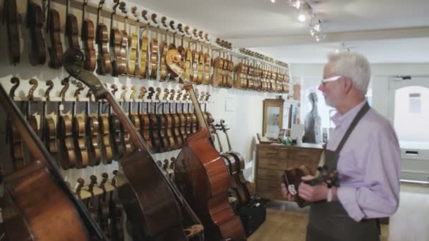 Tendero en tienda musical — Vídeos de Stock