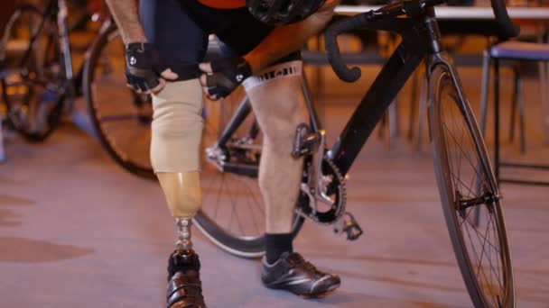 Mann mit Beinprothese auf Radweg — Stockvideo