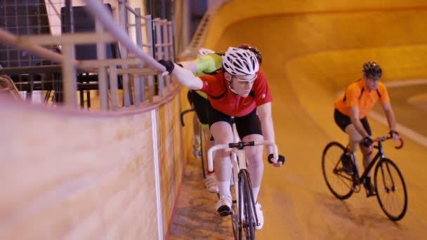 Cyclists preparing to race in velodrome — Stock Video