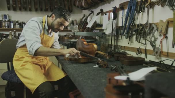 Artesanato restaurando violinos — Vídeo de Stock