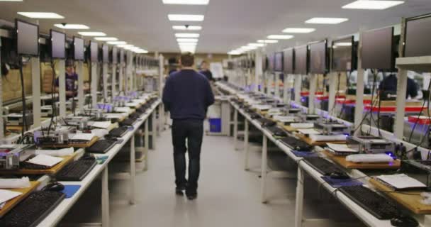 Робочі, що працюють на комп'ютерних тестуваннях — стокове відео