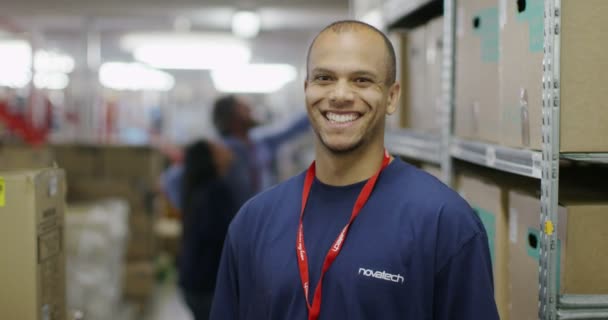 Trabajador masculino en un almacén — Vídeo de stock