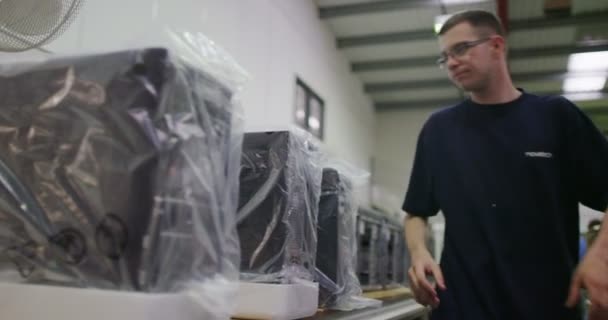 Arbetstagare att bygga datorer — Stockvideo