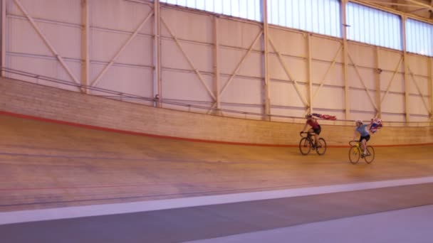 A kerékpárosok a versenypálya a velodrome — Stock videók