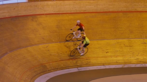 Fietsers op track racen in Velodroom — Stockvideo