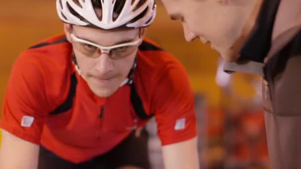 Ciclista com treinador de treinamento em bicicleta estática — Vídeo de Stock