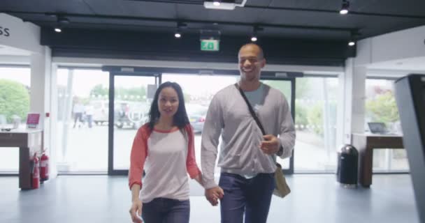 Couple shopping in electronics store — Stock Video