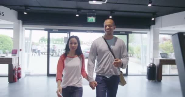 Pareja de compras en la tienda de electrónica — Vídeos de Stock