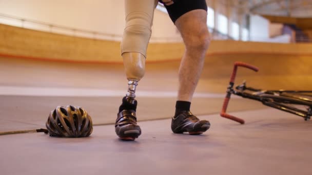 Hombre con pierna protésica en pista de ciclismo — Vídeos de Stock