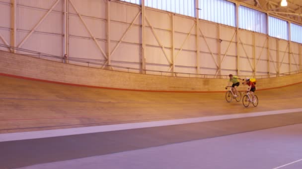 Ciclistas en pista de carreras en velódromo — Vídeo de stock