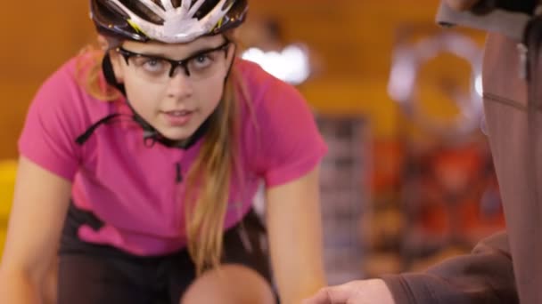 Rowerzysta z trenerem treningu na rowerze statyczne — Wideo stockowe