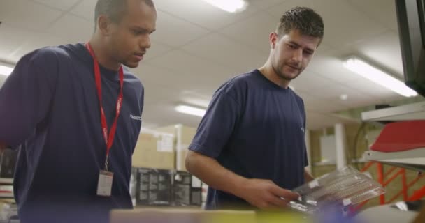 Trabajadores que trabajan en pruebas informáticas — Vídeo de stock