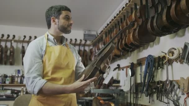 Hantverkare återställa violiner — Stockvideo