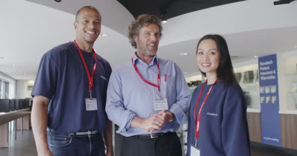 Team av personal redo att betjäna kunder — Stockvideo