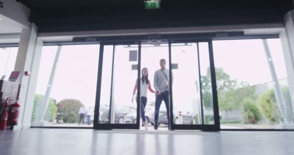 Couple entering electronics store — Stock Video