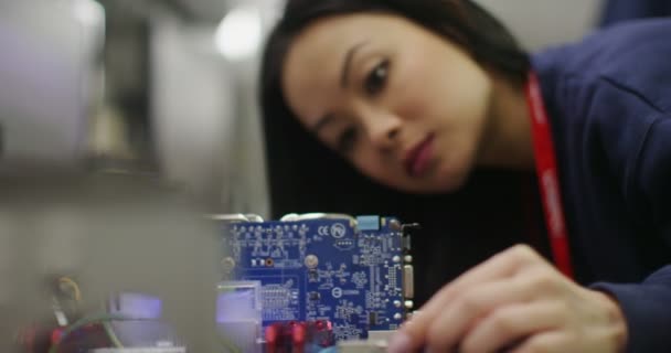 Travailleuse dans une usine d'électronique — Video