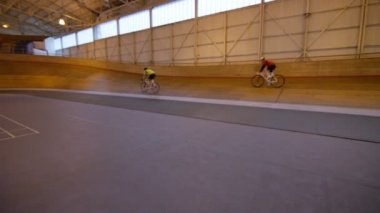 bisikletçiler velodrome yolda eğitim