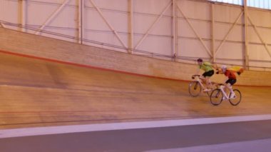 Bisiklet Yarışı velodrome içinde izlemek