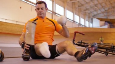 Adam Bisiklete binme parça protez bacakla