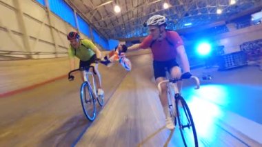 Bisiklet Yarışı velodrome içinde izlemek