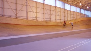 Bisiklet Yarışı velodrome içinde izlemek