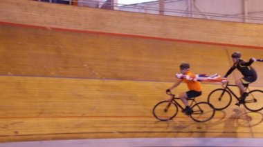 Bisiklet Yarışı velodrome içinde izlemek 