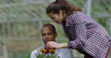  Bitkilere bakan bir çift.