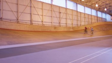 Bisiklet Yarışı velodrome içinde izlemek