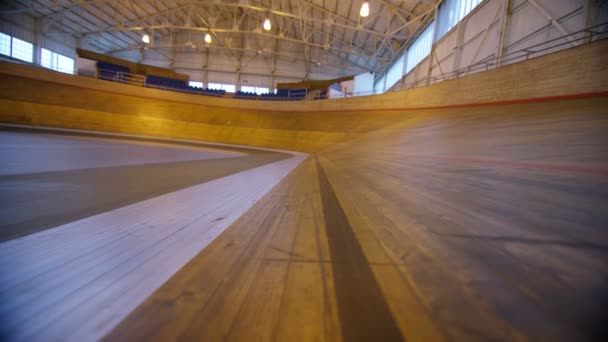 Cycling team doing laps in velodrome — Stock Video