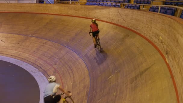 赛车在赛道上竞争骑自行车的人 — 图库视频影像