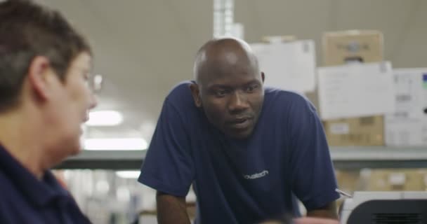 Trabajadores que construyen computadoras — Vídeo de stock