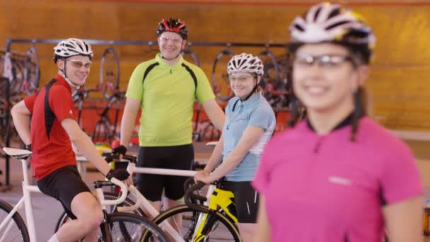 Ciclistas de pé ao lado da pista — Vídeo de Stock