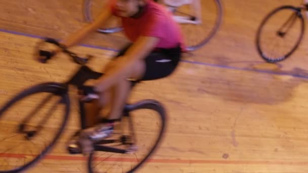 Ciclistas competitivos que compiten en pista — Vídeos de Stock