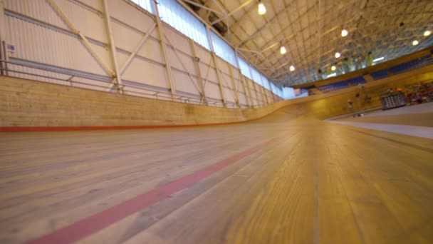 Tävlingsinriktade cyklister racing på banan — Stockvideo